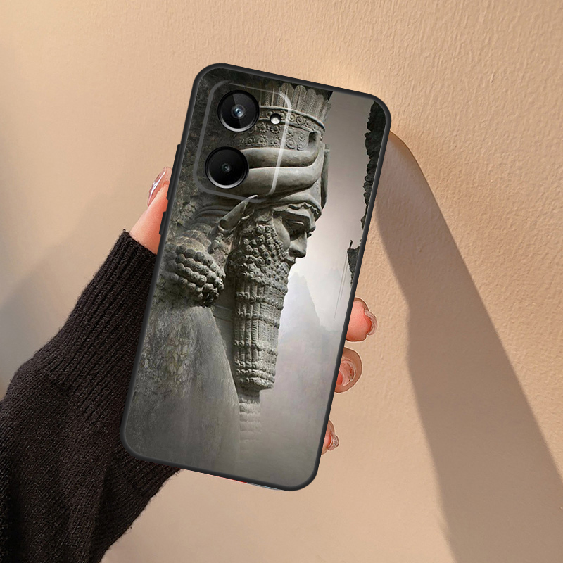 アッシリアの彫像「ラマス」をモチーフにしたアートケース。Re - Realme C67 のレビューと価格